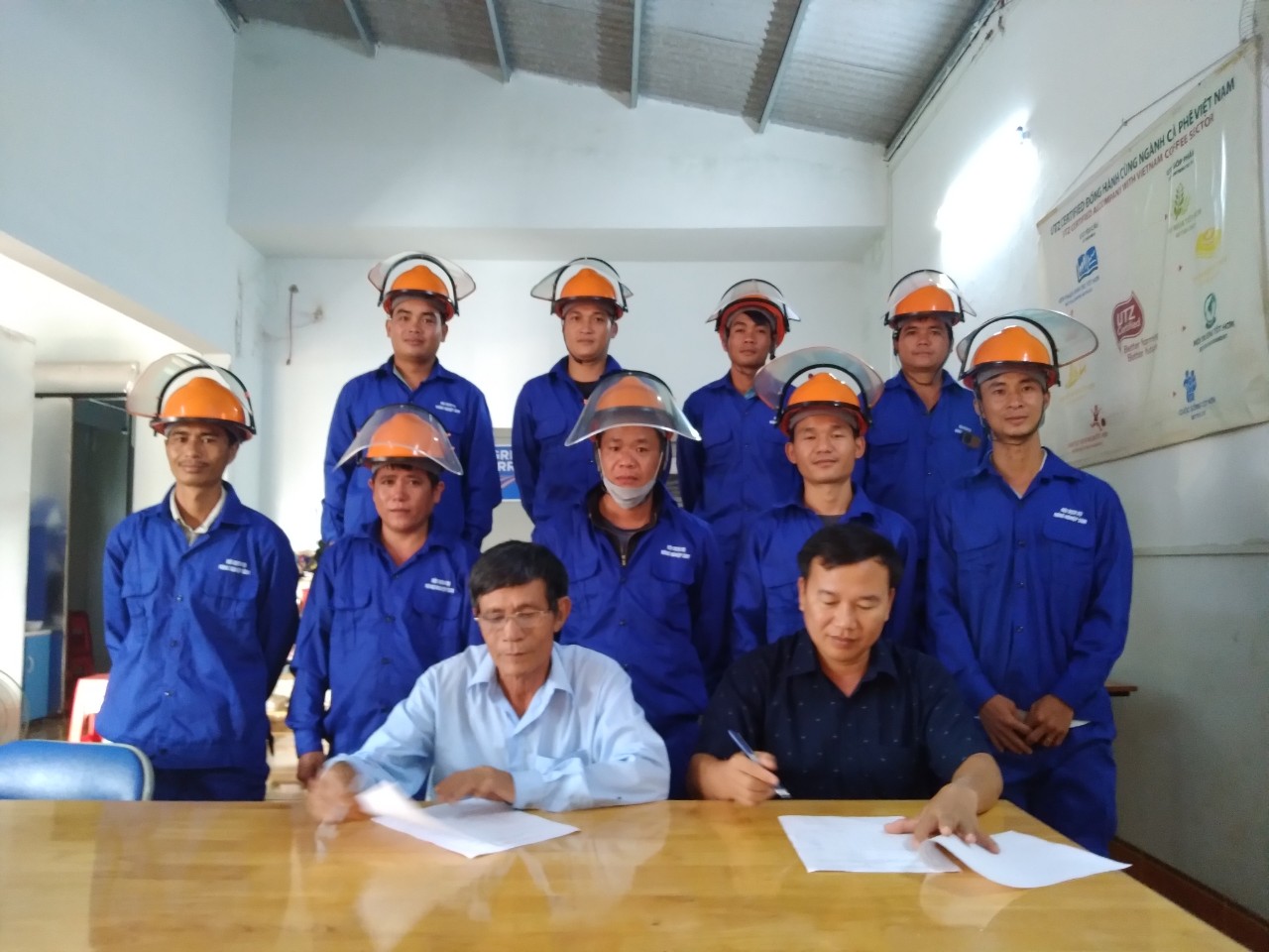 Hinh 3. Đại diện Phòng NN&PTNT và đại diện HTX ký Biên bản bàn giao máy cắt cỏ và cam kết sử dụng máy cắt hiệu quả phục vụ cho th